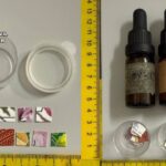 Contenedor con dosis de LSD y botes en una mesa