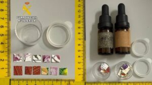 Contenedor con dosis de LSD y botes en una mesa