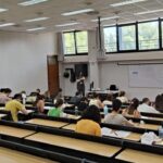 Estudiantes realizando exámenes en aula de la Universitat de les Illes Balears