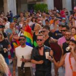 Multitud celebrando el Orgullo LGTBIQ+ en la Plaza Mayor de Palma