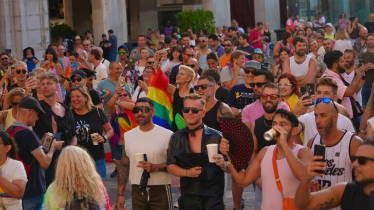 Multitud celebrando el Orgullo LGTBIQ+ en la Plaza Mayor de Palma
