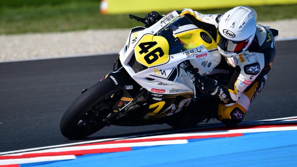 Piloto Pakita Ruiz compitiendo en la carrera en Misano