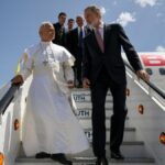 El papa León XIV y el rey Felipe VI descendiendo de un avión en el aeropuerto.