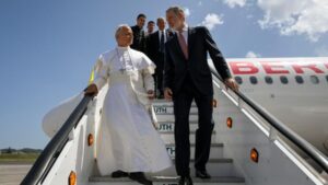 El papa Le&oacute;n XIV y el rey Felipe VI descendiendo de un avi&oacute;n en el aeropuerto.