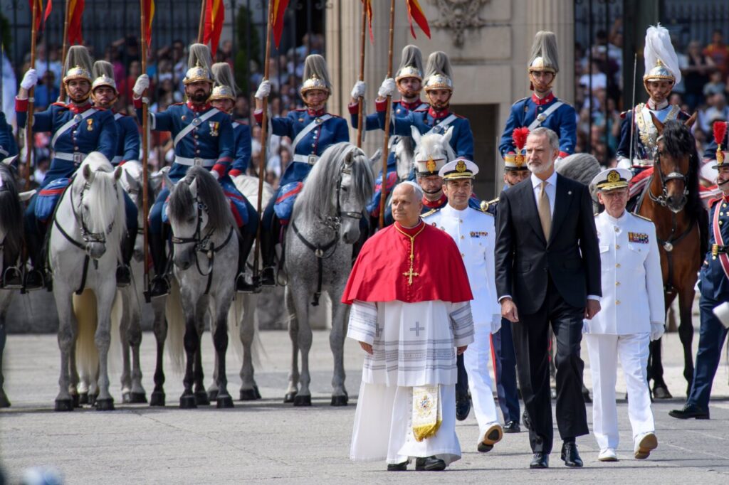 El Papa León XIV camina junto al Rey Felipe VI en un acto oficial.