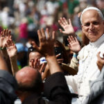 El Papa León XIV saludando a la multitud con una sonrisa