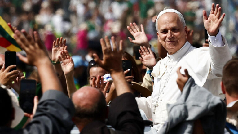 El Papa León XIV saludando a la multitud con una sonrisa