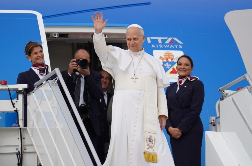 El Papa Le&oacute;n XIV saluda desde la escalerilla del avi&oacute;n en su visita a Espa&ntilde;a.