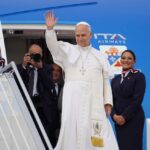 El Papa Le&oacute;n XIV saluda desde la escalerilla del avi&oacute;n en su visita a Espa&ntilde;a.
