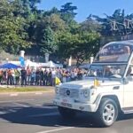 El Papa Le&oacute;n XIV saludando a la multitud en la misa de Cibeles