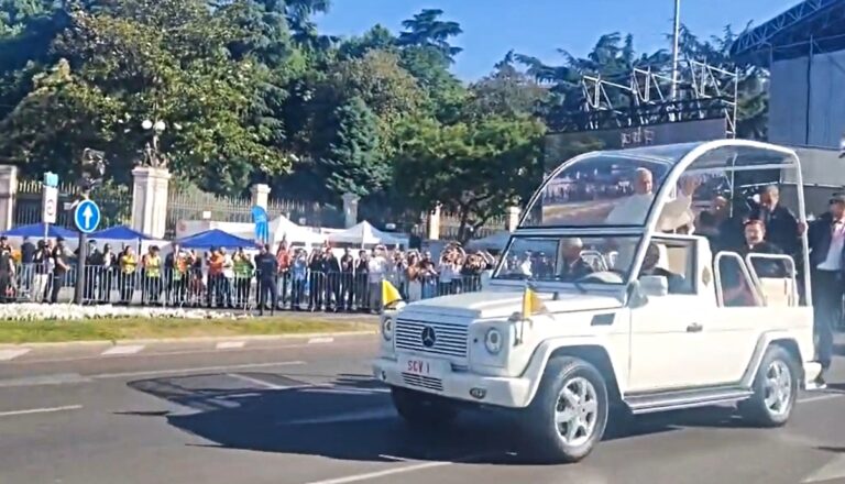 El Papa León XIV saludando a la multitud en la misa de Cibeles