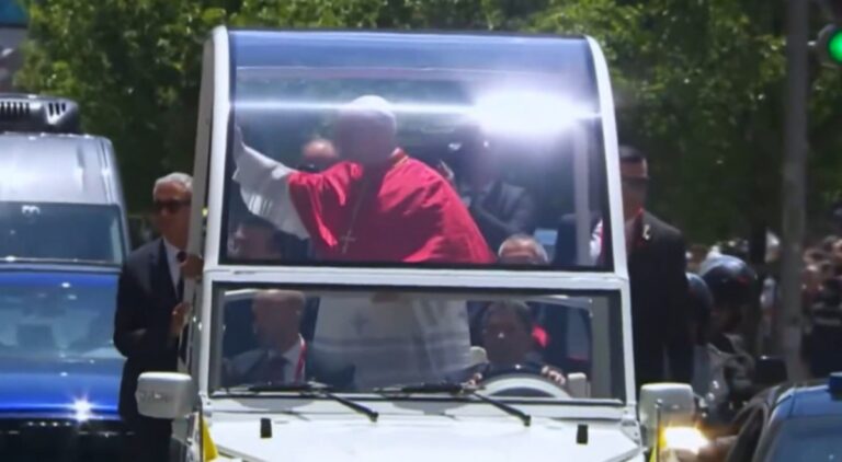 El Papa León XIV saludando desde el papamóvil en un evento oficial.