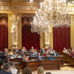 Vista del parlamento con asistentes y orador en el podio