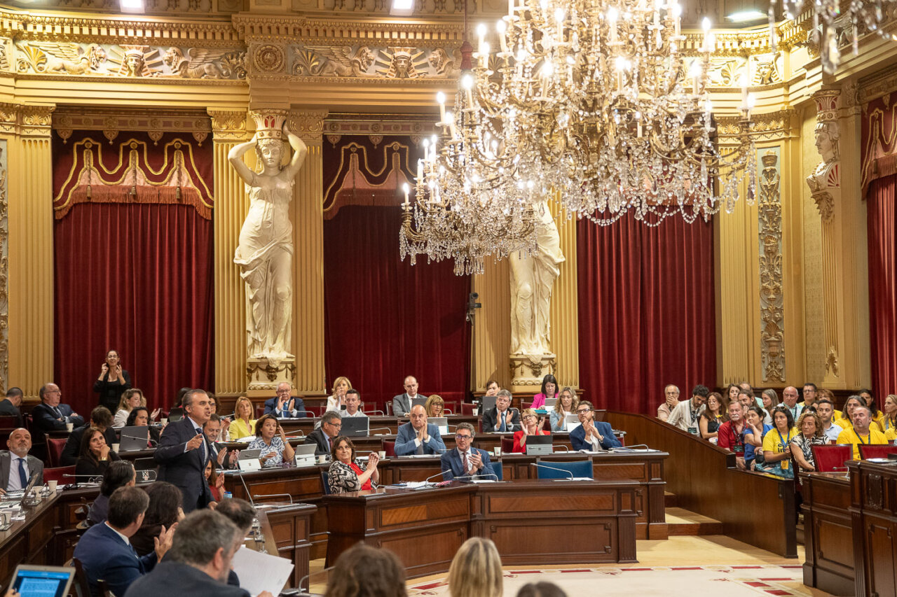 Vista del parlamento con asistentes y orador en el podio