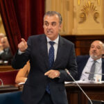 Político hablando en el parlamento con gestos enfáticos