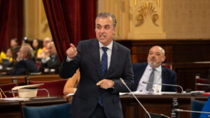 Político hablando en el parlamento con gestos enfáticos