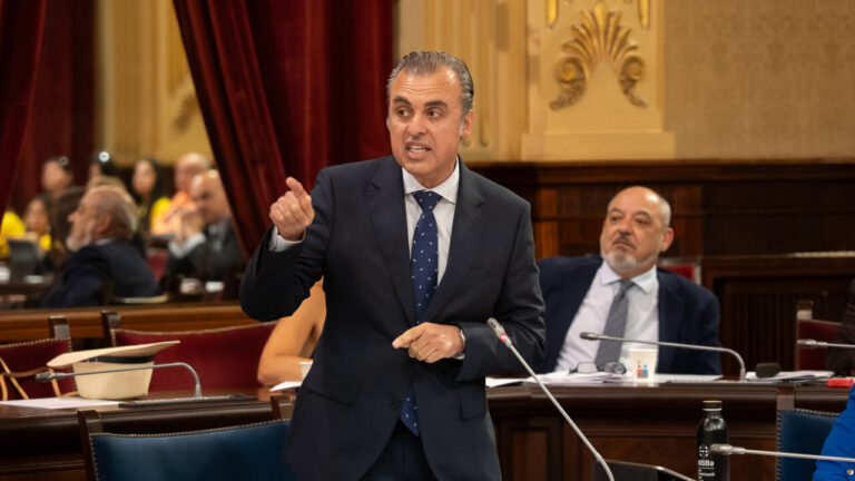 Pol&iacute;tico hablando en el parlamento con gestos enf&aacute;ticos
