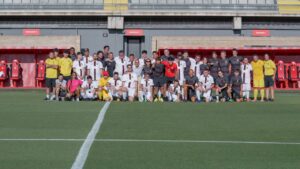 Jugadores y organizadores en el partido solidario por la integraci&oacute;n en Mallorca