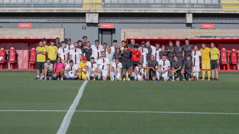 Jugadores y organizadores en el partido solidario por la integración en Mallorca