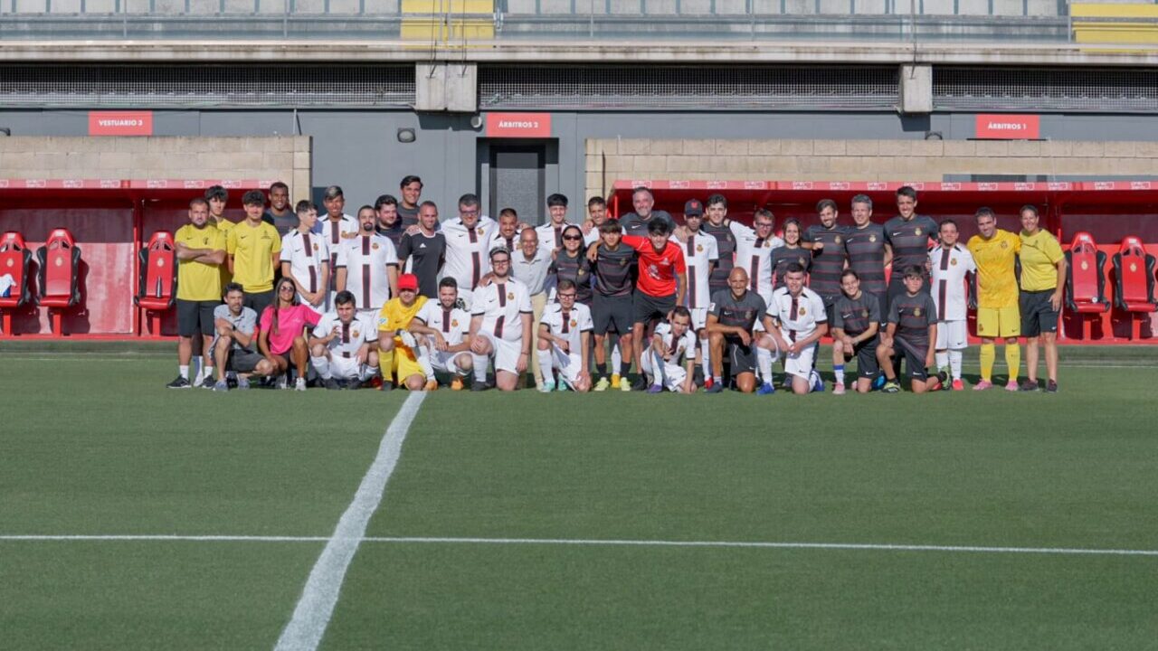 Jugadores y organizadores en el partido solidario por la integraci&oacute;n en Mallorca