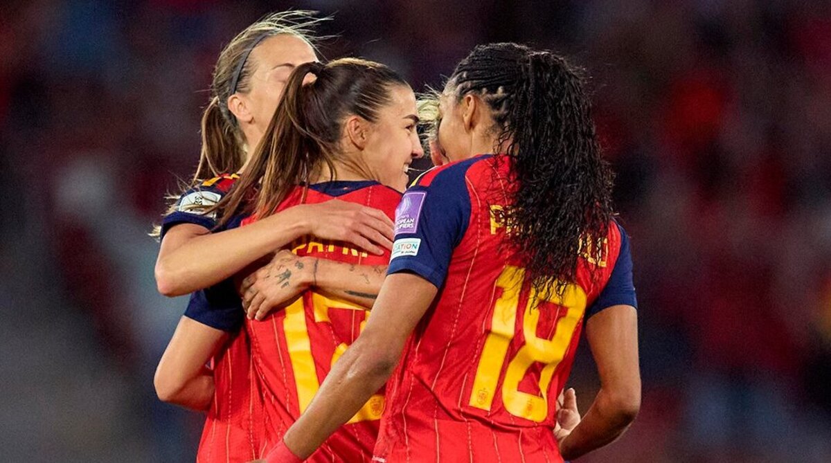 Jugadoras de la selecci&oacute;n espa&ntilde;ola celebrando un gol en Son Moix