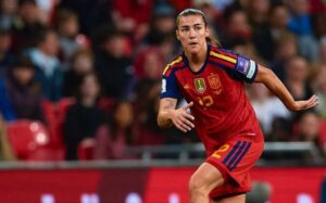 Patri Guijarro jugando en un partido de f&uacute;tbol femenino con la selecci&oacute;n espa&ntilde;ola