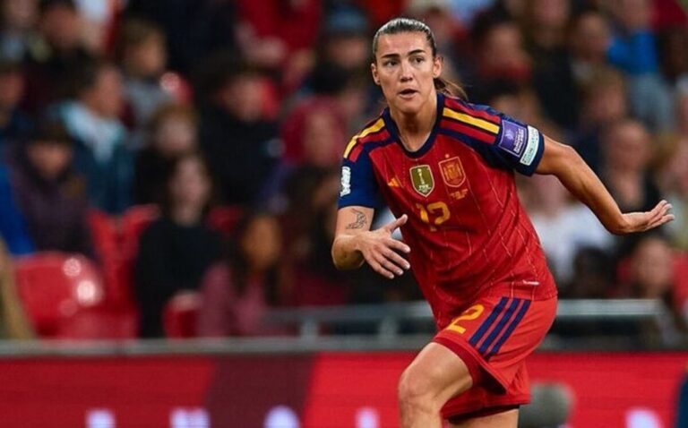 Patri Guijarro jugando en un partido de f&uacute;tbol femenino con la selecci&oacute;n espa&ntilde;ola