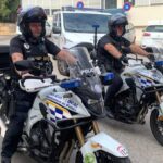 Dos polic&iacute;as locales de Palma en motocicletas patrullando la ciudad