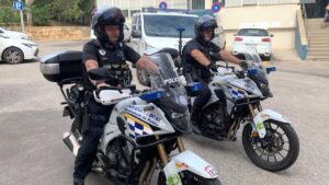 Dos polic&iacute;as locales de Palma en motocicletas patrullando la ciudad