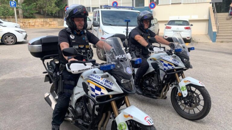 Dos polic&iacute;as locales de Palma en motocicletas patrullando la ciudad