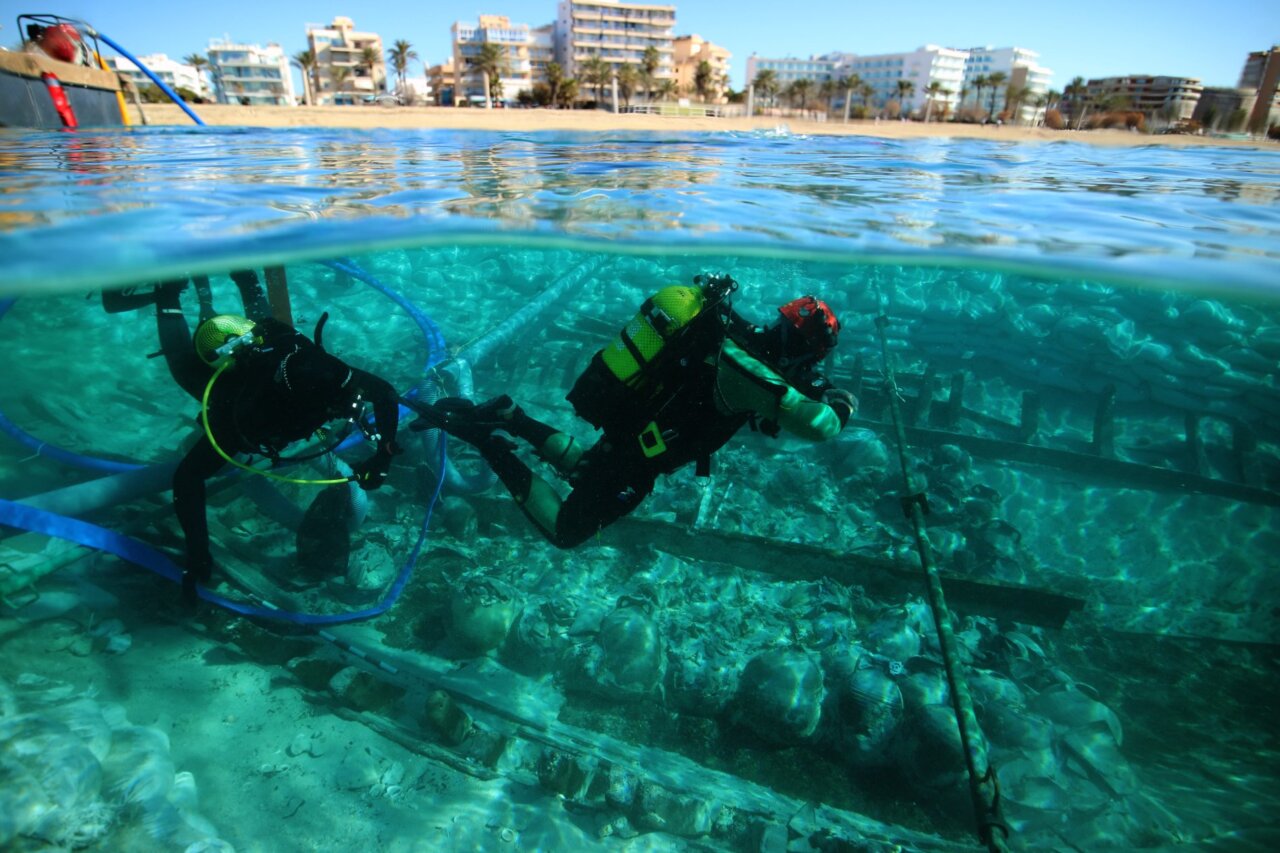 Investigadores trabajando en el pecio de Ses Fontanelles en el Mediterr&aacute;neo
