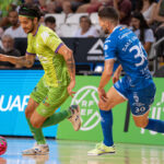 Jugadores de futsal compiten en un partido emocionante