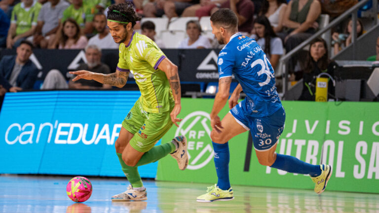 Jugadores de futsal compiten en un partido emocionante
