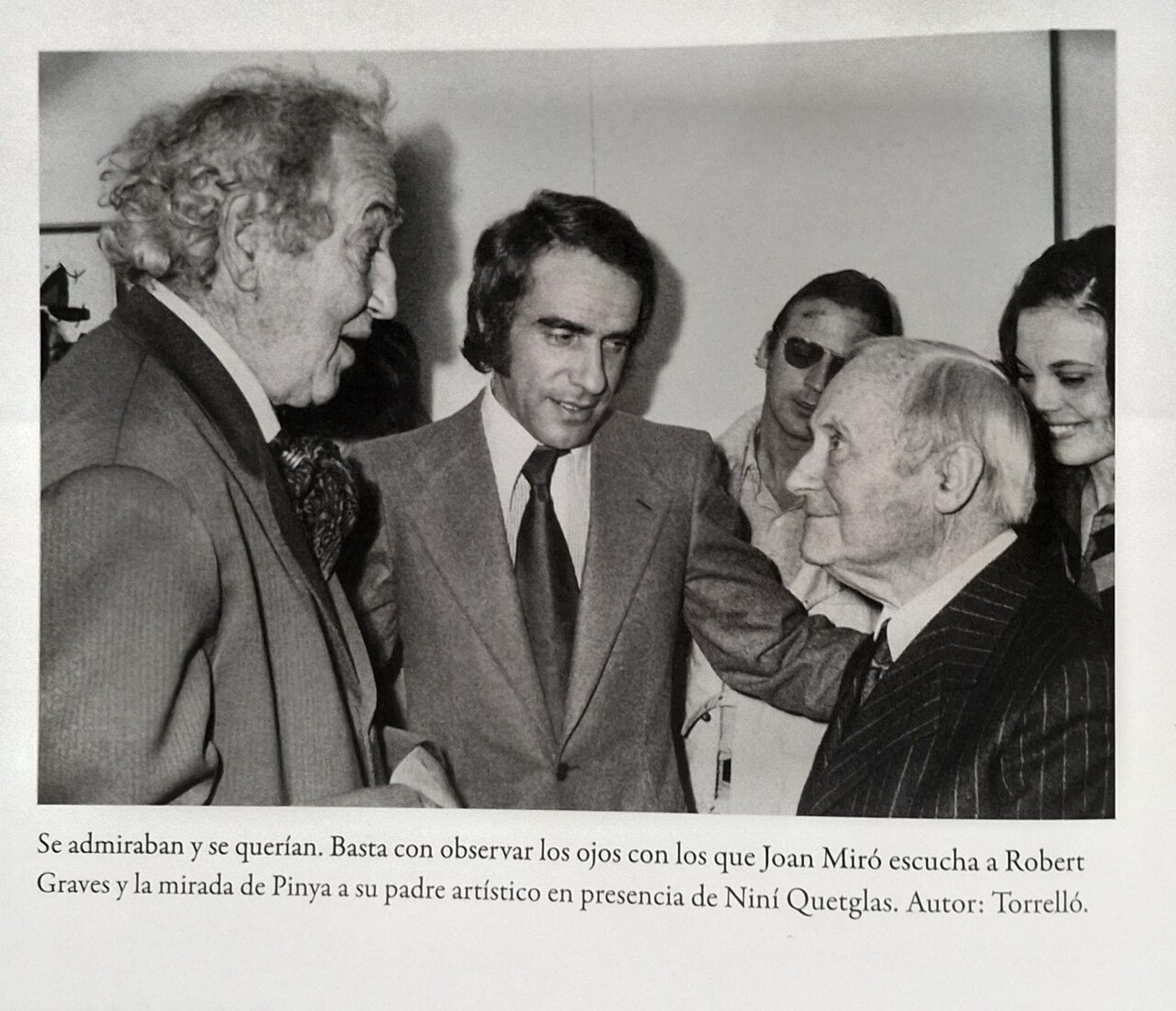 Pep Pinya conversando con Joan Miró y Robert Graves en un evento artístico.