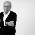 Pep Pinya, un maestro del humanismo, posando con expresi&oacute;n reflexiva.