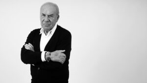 Pep Pinya, un maestro del humanismo, posando con expresi&oacute;n reflexiva.