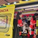 Personal sanitario trabajando en una ambulancia del SAMU 061