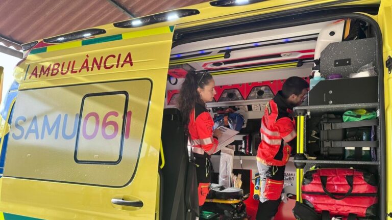 Personal sanitario trabajando en una ambulancia del SAMU 061