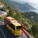 Autob&uacute;s del TIB circulando por la Serra de Tramuntana en Mallorca