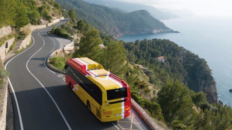 Autobús del TIB circulando por la Serra de Tramuntana en Mallorca