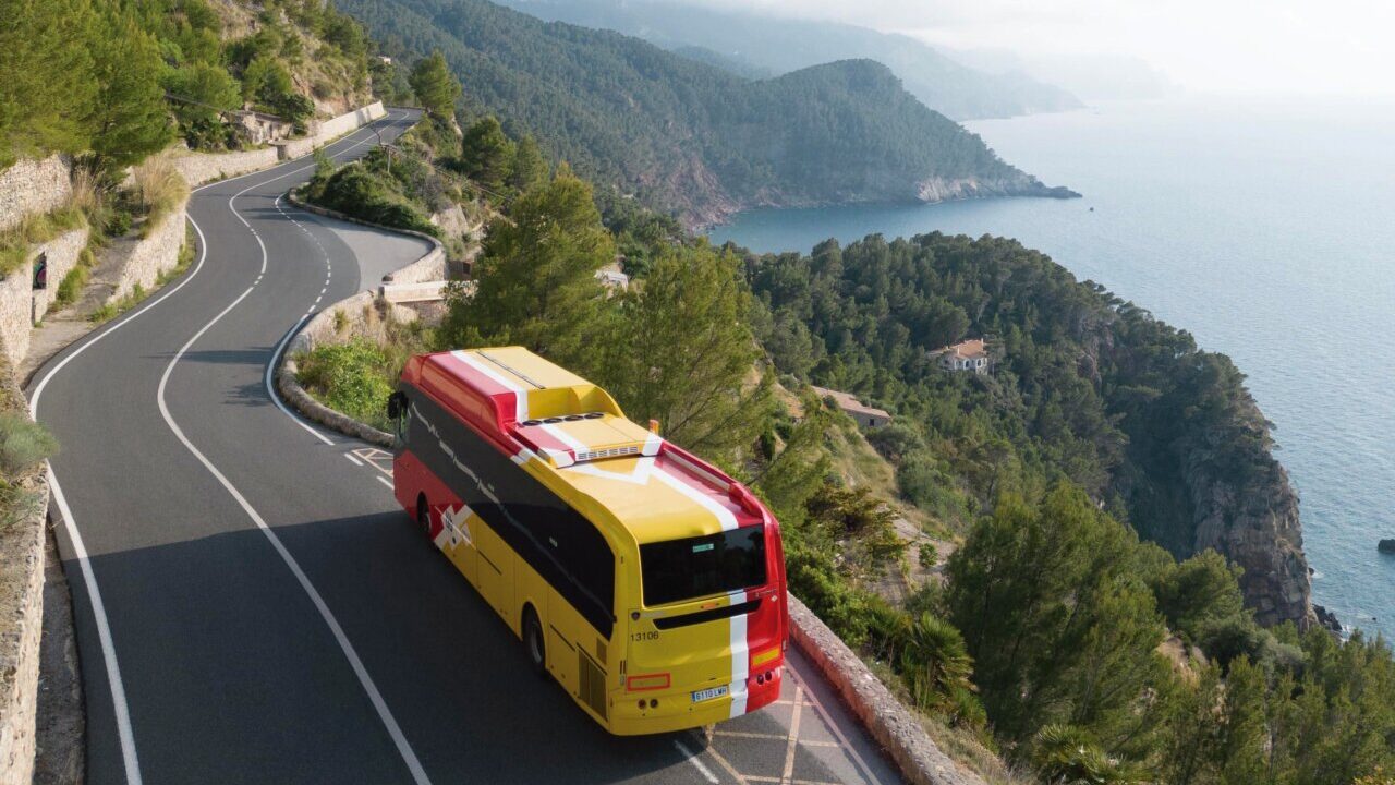 Autob&uacute;s del TIB circulando por la Serra de Tramuntana en Mallorca