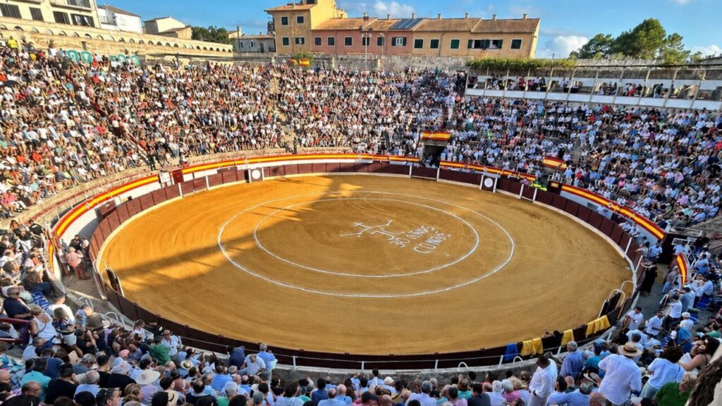 Vista de la plaza de toros de Muro llena de espectadores durante una corrida