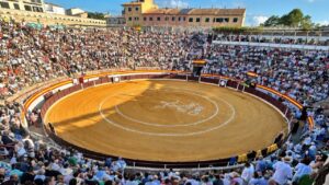 Vista de la plaza de toros de Muro llena de espectadores durante una corrida