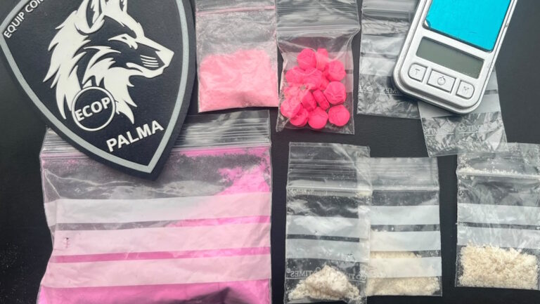 La Polic&iacute;a caza in fraganti un pase de drogas en un coche en el Portixol