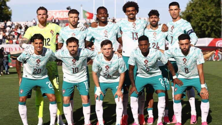 Jugadores de la selección de fútbol de Portugal posando en el campo