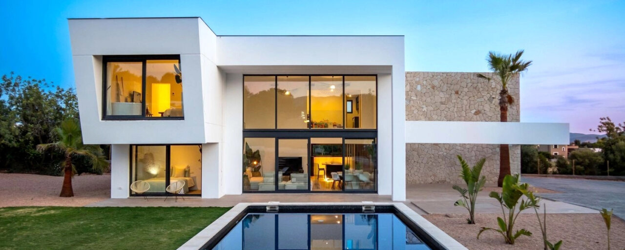 Casa modular moderna con piscina en Mallorca al atardecer