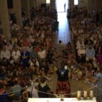 Gran multitud reunida en la iglesia durante el pregón de las fiestas de Sant Marçal