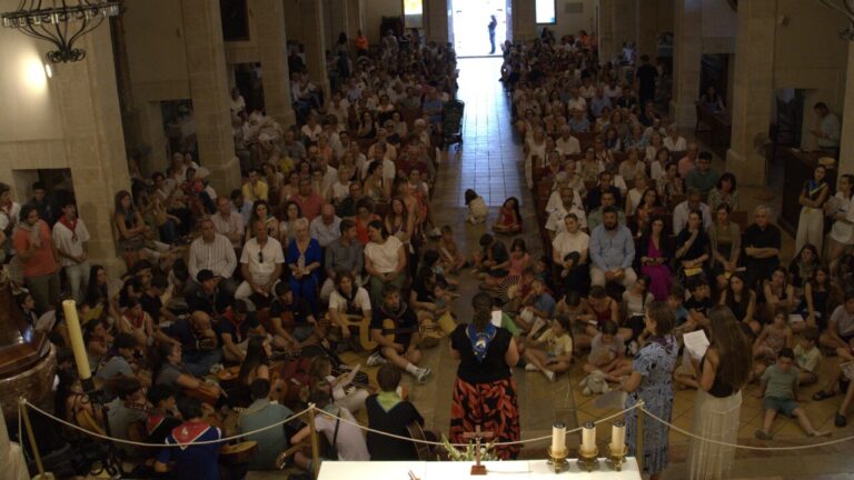 Gran multitud reunida en la iglesia durante el preg&oacute;n de las fiestas de Sant Mar&ccedil;al