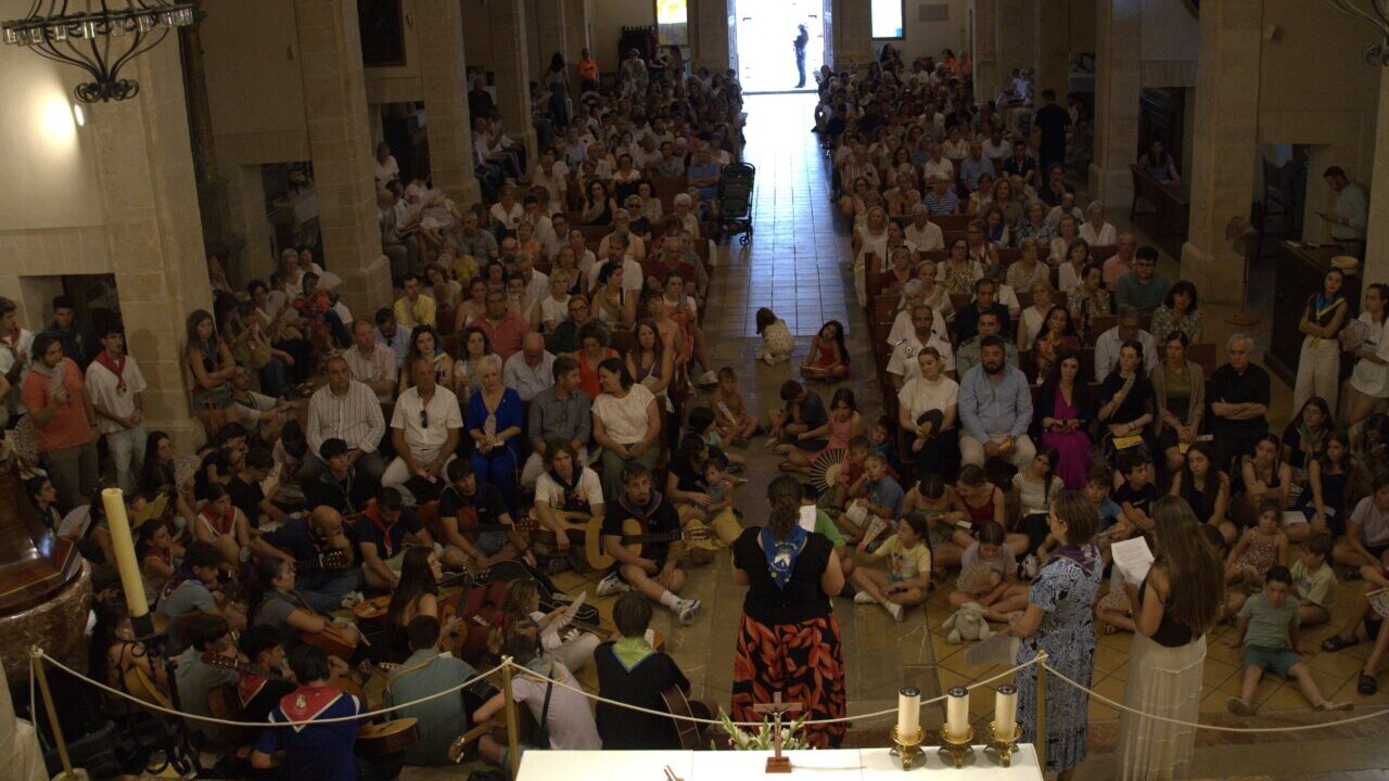 Gran multitud reunida en la iglesia durante el preg&oacute;n de las fiestas de Sant Mar&ccedil;al