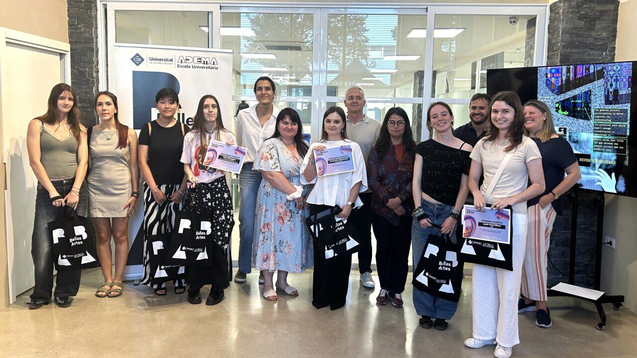 Grupo de estudiantes premiados en el Certamen Escolar de Bellas Artes en Mallorca